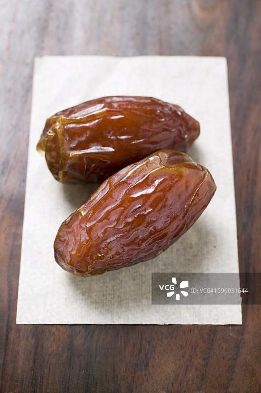 纸上的两颗干枣图片素材