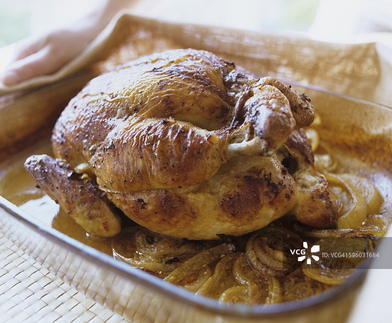 烤箱锡纸洋葱酿鸡肉图片素材