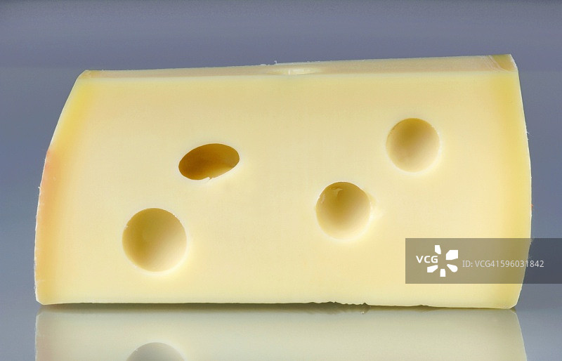 一块埃门塔尔奶酪图片素材