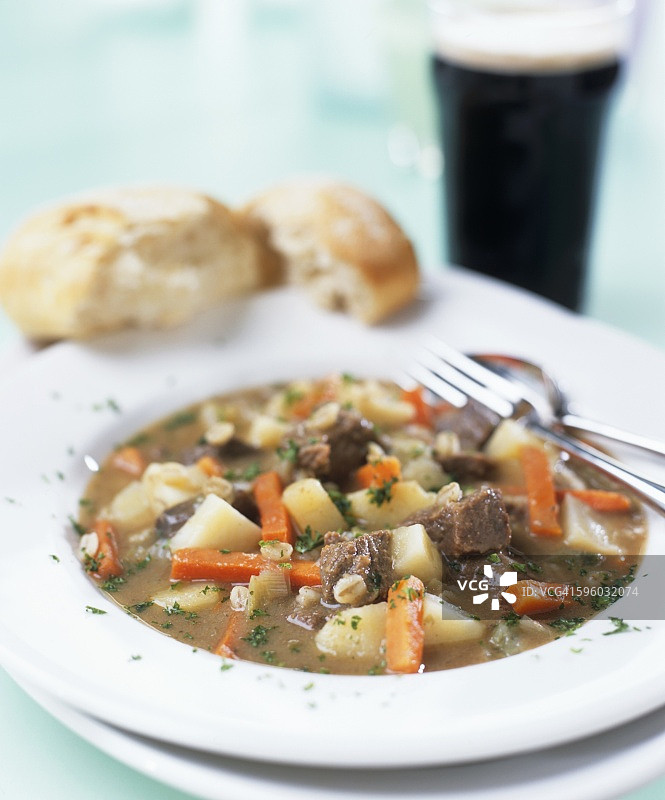 爱尔兰炖肉配面包和健力士啤酒图片素材