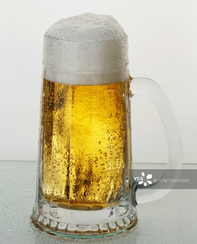 一大杯淡啤酒图片素材