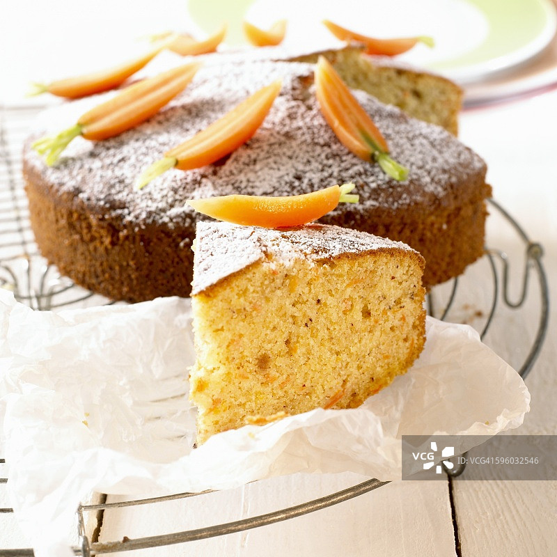 用新鲜胡萝卜装饰的胡萝卜蛋糕图片素材