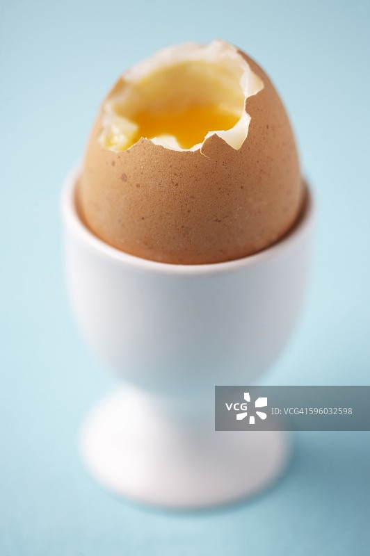 蛋杯中的溏心蛋图片素材