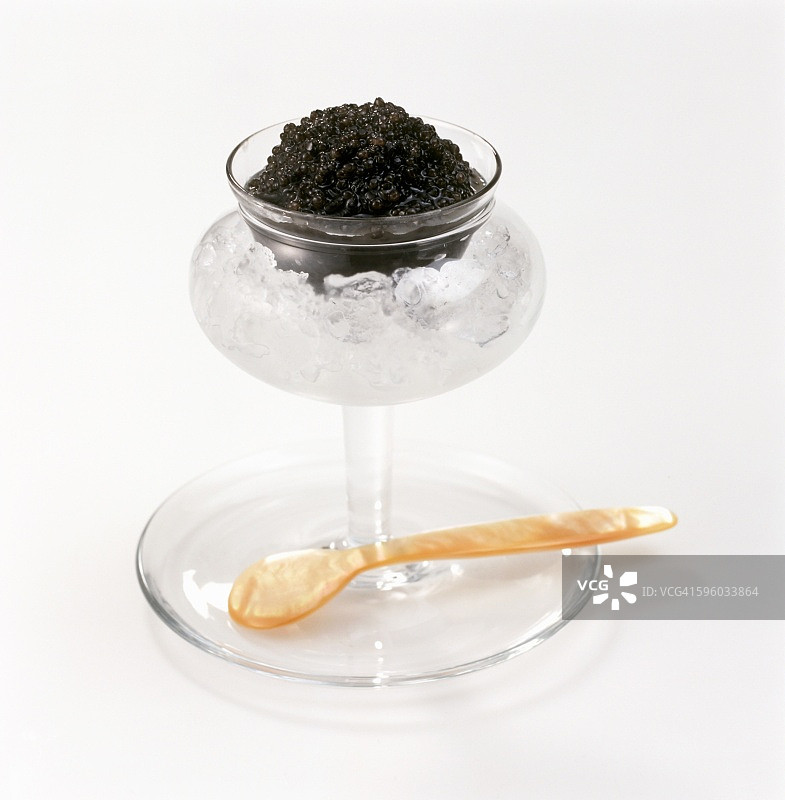 冰镇黑鱼子酱与珍珠勺图片素材