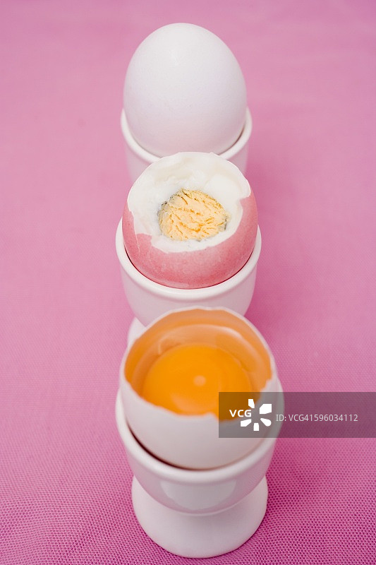 蛋杯里的三枚生熟鸡蛋图片素材