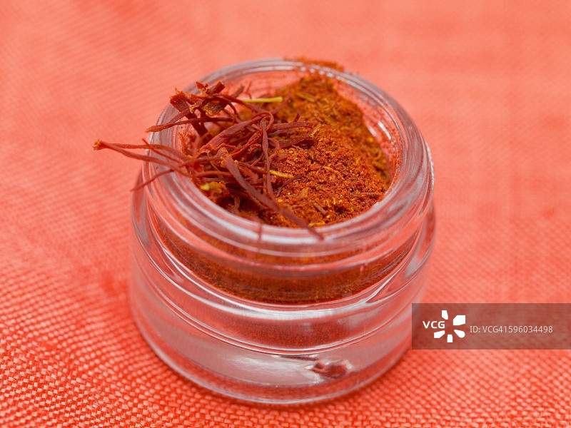 螺旋盖罐子里的番红花粉和番红花丝图片素材