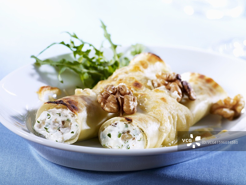 新鲜山羊奶酪和核桃意式卷饼图片素材