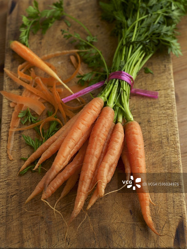 木板上的一束小胡萝卜图片素材