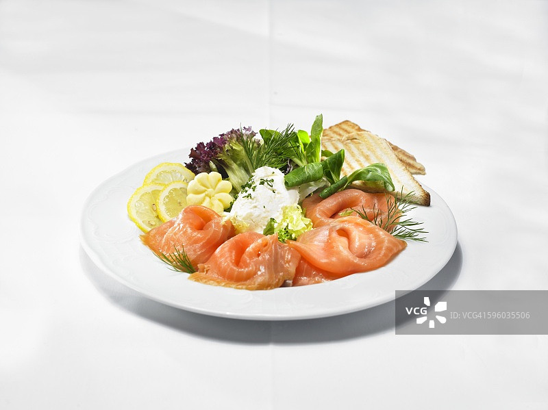 烟熏三文鱼配辣根奶油、沙拉叶和吐司图片素材