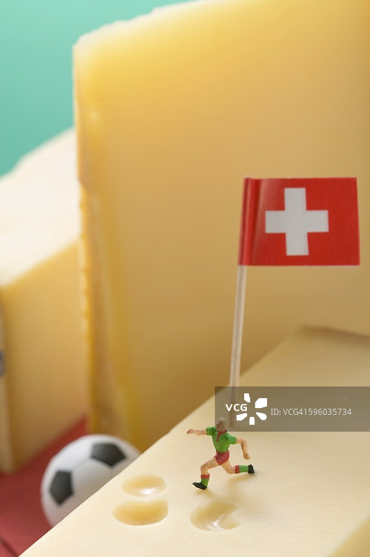 瑞士奶酪与足球人偶、足球和旗帜图片素材