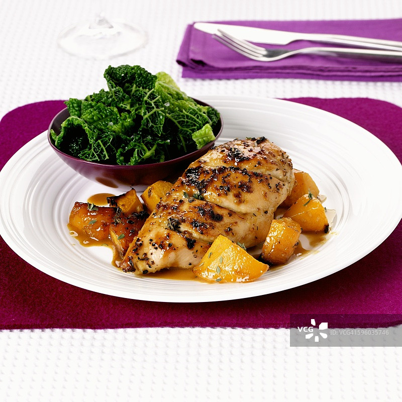 胡萝卜和皱叶甘蓝柠檬鸡图片素材