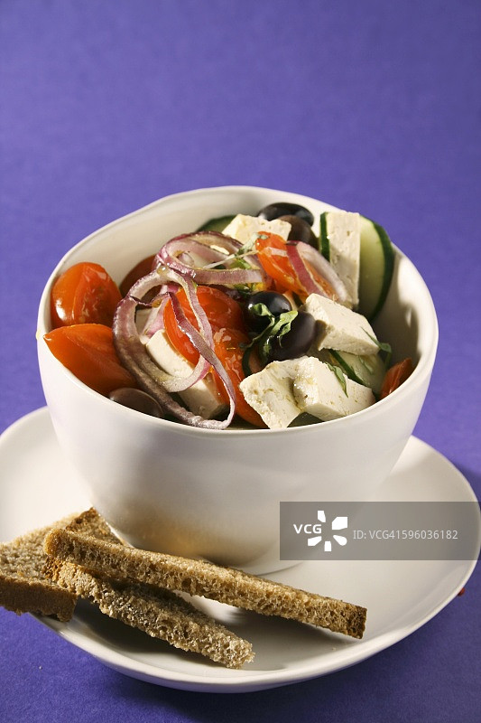 希腊沙拉配羊奶酪和面包图片素材