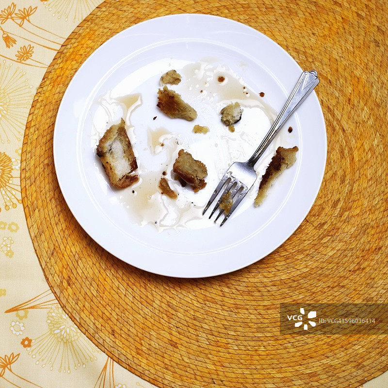盘中法式吐司残余与叉子图片素材