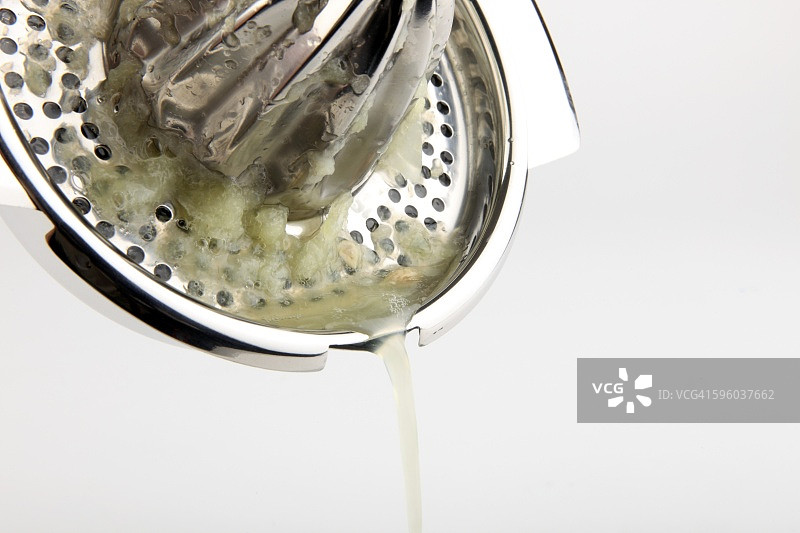 从榨汁机倒出的青柠汁图片素材