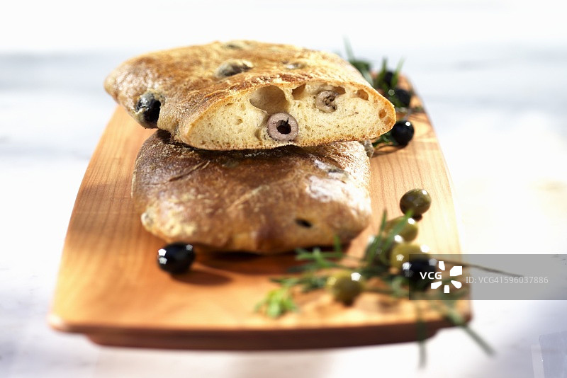 橄榄帕尔马干酪恰巴塔面包图片素材