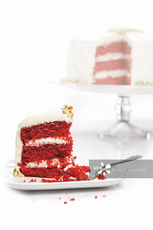 红丝绒蛋糕切片（背景为完整蛋糕）图片素材