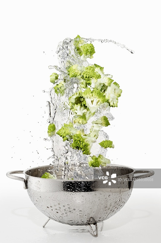 滤水器中带有水花的罗马花椰菜图片素材