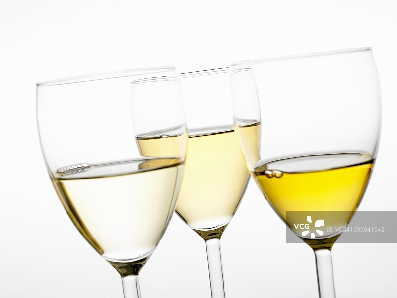 杯中的三种不同白葡萄酒图片素材