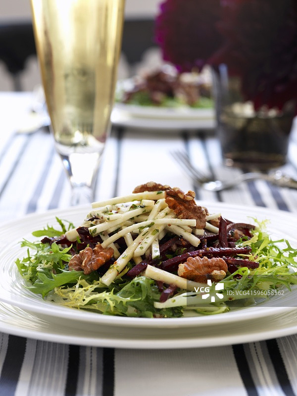 菊苣沙拉配核桃、苹果条和红甜菜图片素材