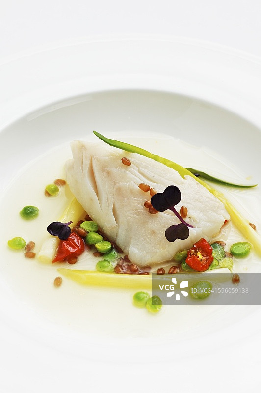清蒸鲈鱼配豌豆、韭葱和小麦图片素材