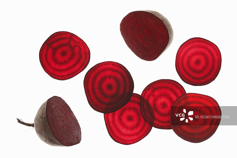 对半切开和切片的甜菜根图片素材