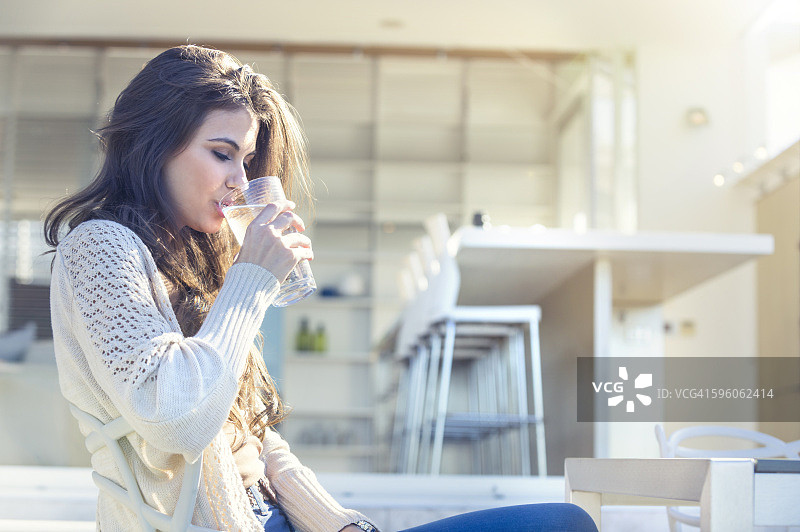 喝一杯水的女人图片素材