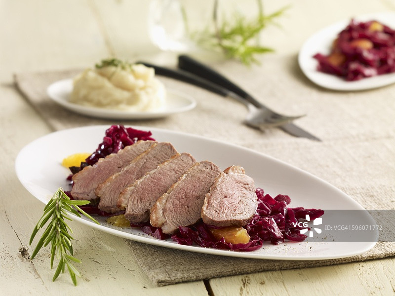 红卷心菜佐鸭胸脯肉图片素材