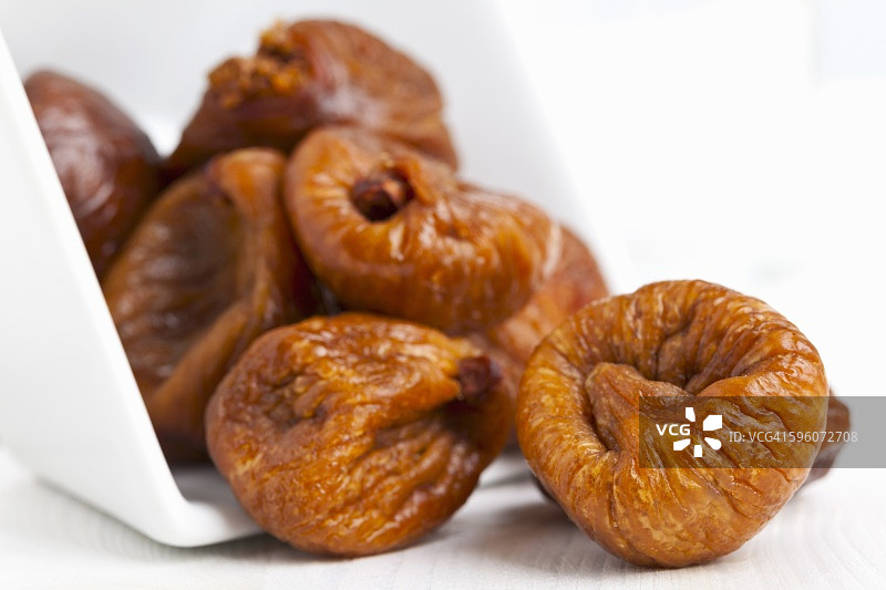 从碗里掉出来的无花果干图片素材