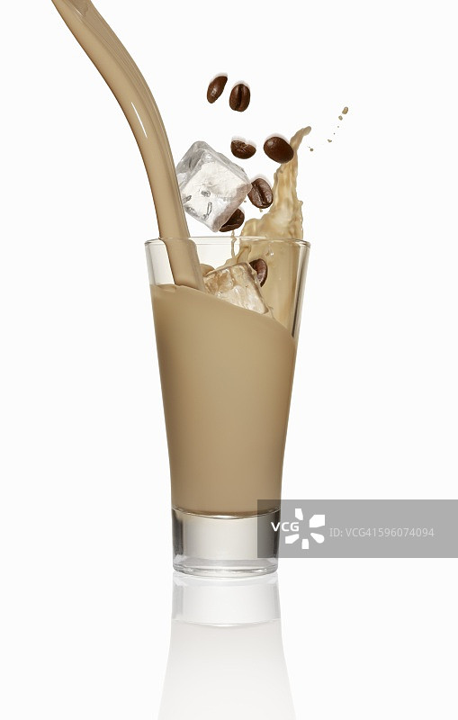 冰咖啡倒入玻璃杯中图片素材
