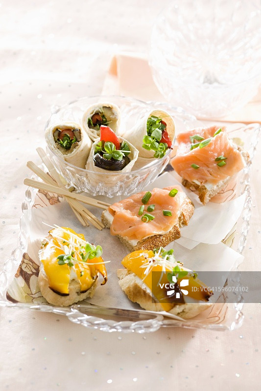 盘子上的彩色小吃图片素材