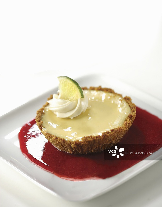 浆果酱中的独立酸橙派图片素材