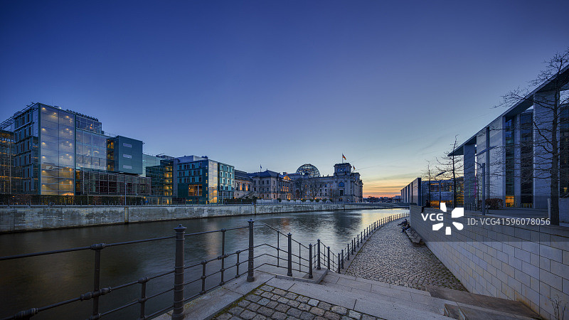 施普雷河畔的柏林国会大厦图片素材