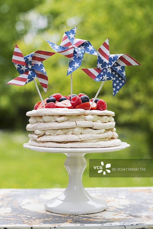 浆果蛋白酥皮蛋糕与美国国旗风车图片素材