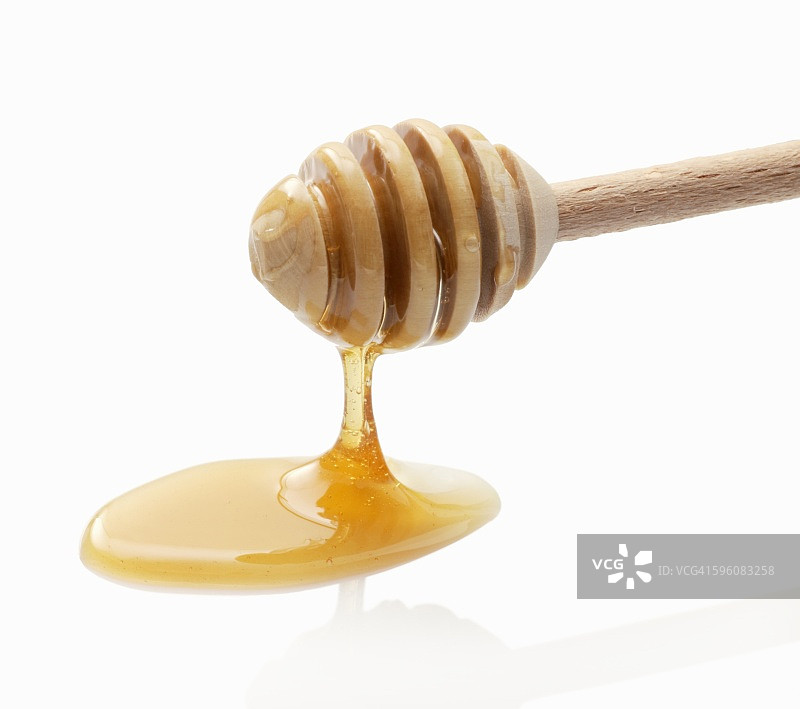 蜂蜜从蜂蜜勺上滴落图片素材