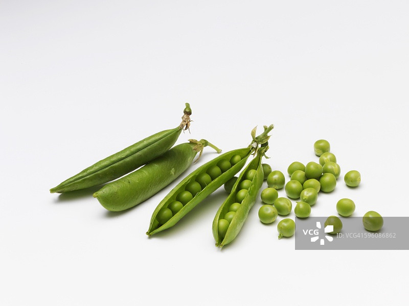 白色表面上的四个豌豆荚图片素材