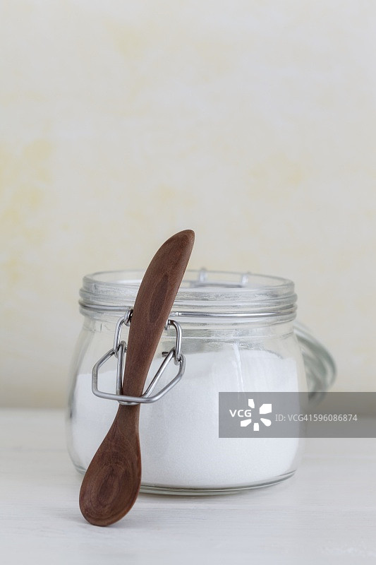 带木勺的糖罐图片素材