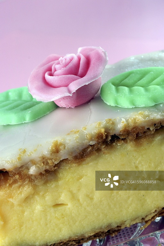 糖花装饰的奶油切片（特写）图片素材