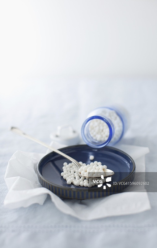 从瓶子里倒出的木薯珍珠图片素材