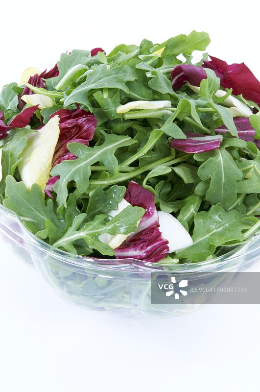 芝麻菜和红色卷心菜沙拉碗图片素材
