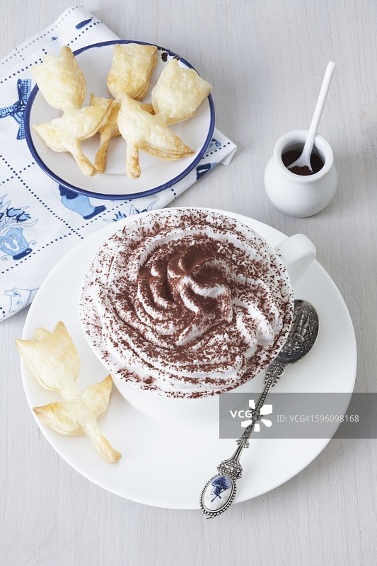 荷兰咖啡与蛋黄和酥皮饼干图片素材