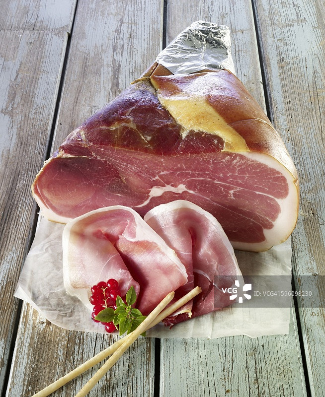 切割风干火腿和意式面包棒图片素材