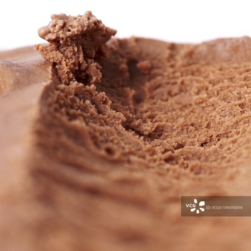 自制巧克力冰淇淋桶中冰淇淋勺留下的痕迹图片素材