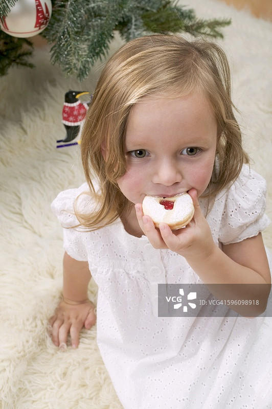 吃果酱饼干的小女孩图片素材
