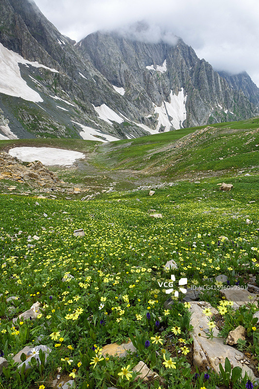 通往加德萨的路上图片素材