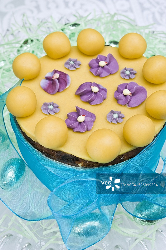饰有杏仁糖球和糖紫罗兰的复活节水果蛋糕图片素材