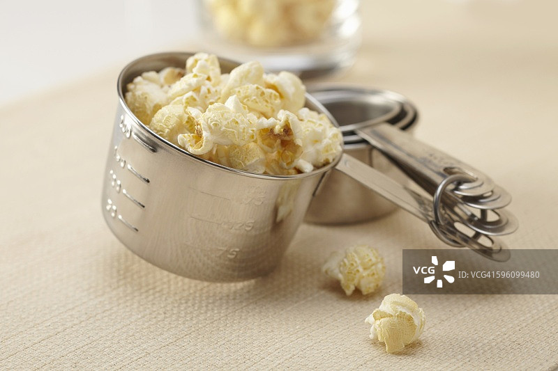 量杯中的爆米花图片素材