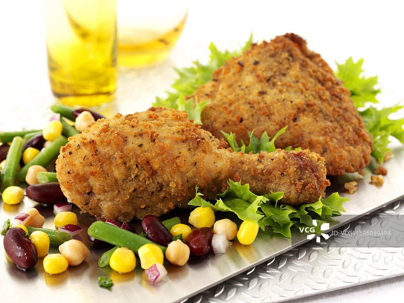 炸鸡腿配甜玉米和豆类图片素材