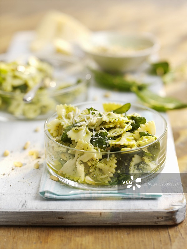 菠菜松子意面沙拉图片素材