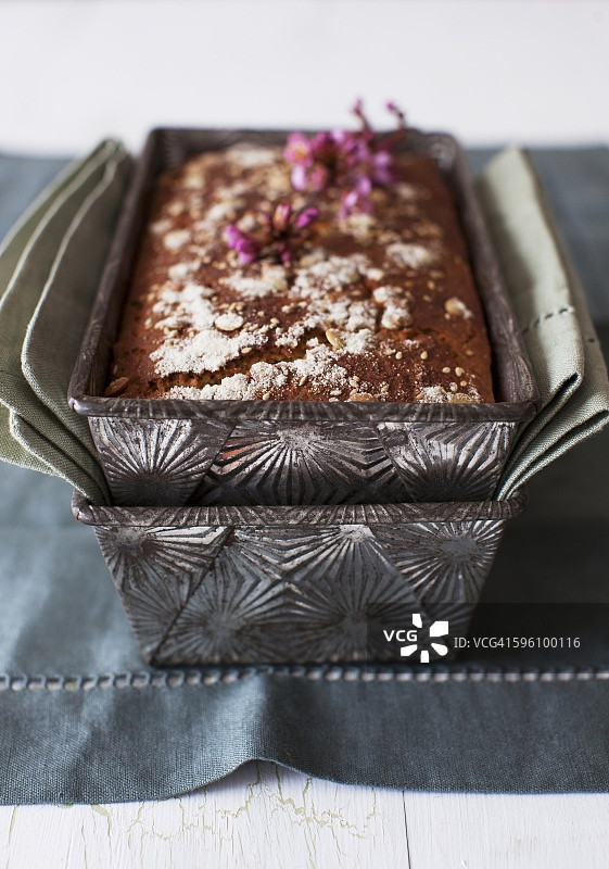 烤锡罐中的无麸质蜂蜜籽面包图片素材