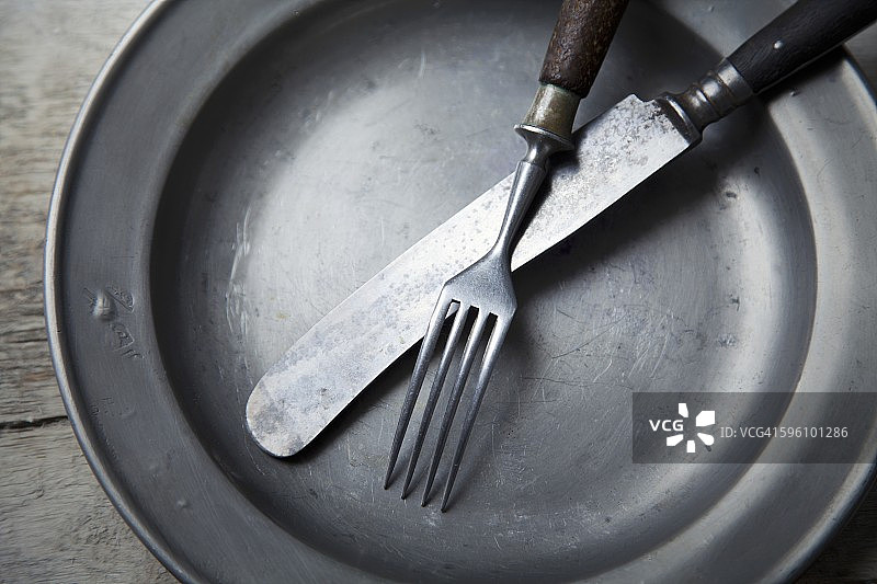 带银餐具的锡盘图片素材